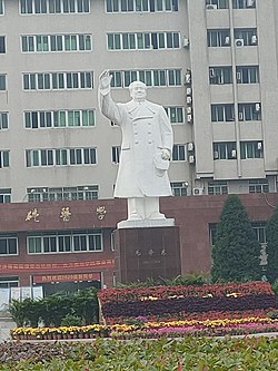 AHMU Mao Zedong Statue.jpg