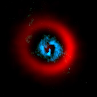 ぎょしゃ座AB星の塵円盤（赤）とガス状のらせん構造（青）のALMA画像は、広い塵の隙間内にガス状spiral armを示し、惑星が形成されている可能性がある。 クレジット:ALMA (ESO/NAOJ/NRAO)/Tang et al.