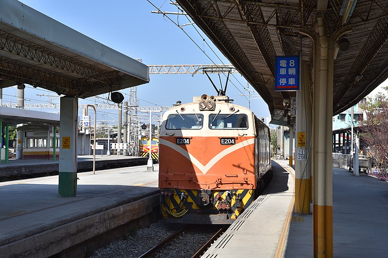 File:A TRA Chu-kuang Express about to stop at Changhua Station 01.jpg