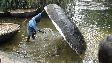 Tập_tin:A_coracle_man_wahing_the_coracle_1.JPG