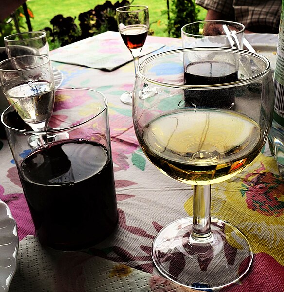 File:A glass of wine 12.jpg