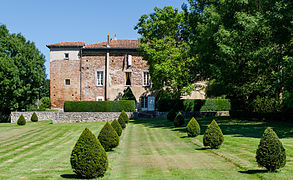 L'abbaye de Combelongue côté jardin.