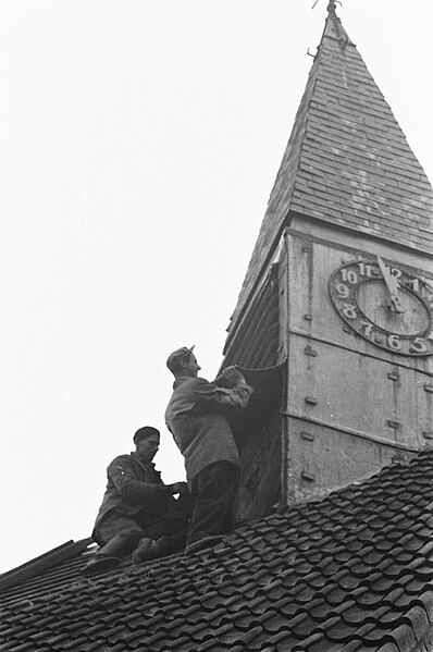 File:Afbraak dorp Rijk voor aanleg startbanen Schiphol Sloop kerktoren, Bestanddeelnr 910-8491.jpg