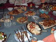 Вечеря на дастархані в провінції Гельманд, з американськими військами (на задньому плані).