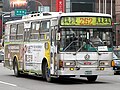 行經台北車站的大有巴士聯營262路公車（採用日野引擎底盤），車頭可見大有巴士第二代商標（在日野商標正上方），車身為該公司冷氣空調車的第二代塗裝（本型車已全數淘汰）。