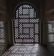 Mashrabiya, uitzicht vanuit het gebouw.  Kasteel Alhambra, Granada, Zuid-Spanje