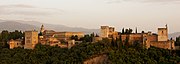 Alhambra ulkomuureineen ja torneineen