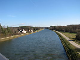 Altenhofen on the Main-Danube Canal, in the background the Hilpoltstein lock