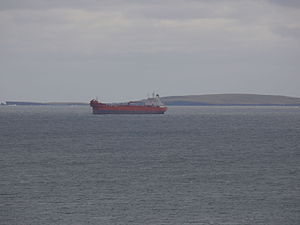 Immagine An_oil_tanker_moored_outside_Lerwick.jpg.