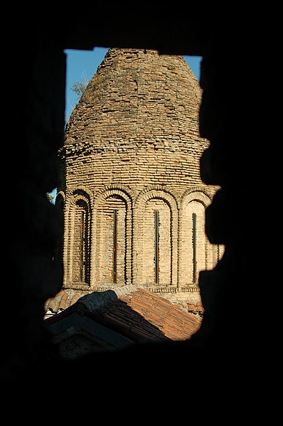 File:Ananuri. A natural frame from inside the watchtower. September 2006.jpg
