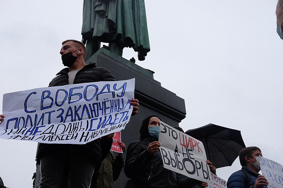 Протестующие с плакатами у постамента памятника Александру Пушкину. Надписи на плакатах: «Свободу политзаключенным. Они не должны сидеть. Я/МЫ Алексей Навальный» и «Это цирк, а не выборы».