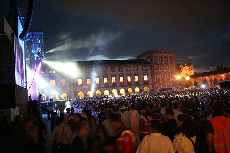 File:Arena Of Pop 2007 - Menschenmenge - 001.jpg