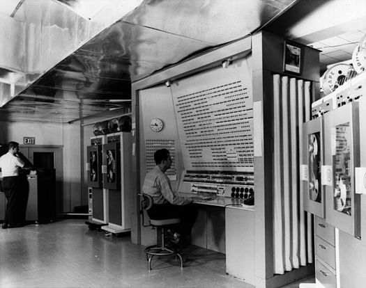 The console of the BRLESC computer (US Army photo) BRLESC-1 computer.jpg