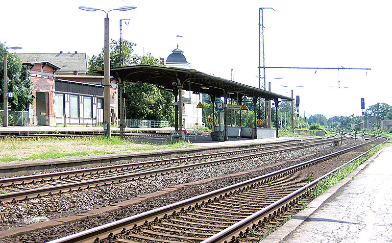 File:Bahnhof Radebeul West Überdachung Wartegebäude.JPG