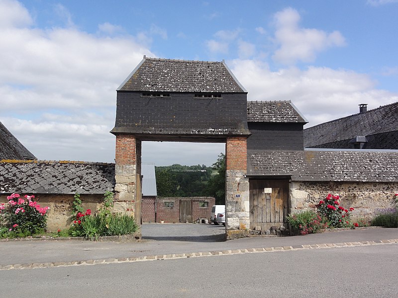 File:Bancigny (Aisne) porche-pigeonnier.JPG