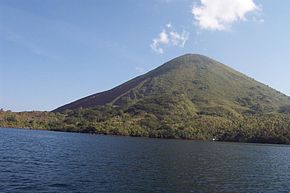 Il vulcano attivo di Gunung Api, nelle Isole Banda