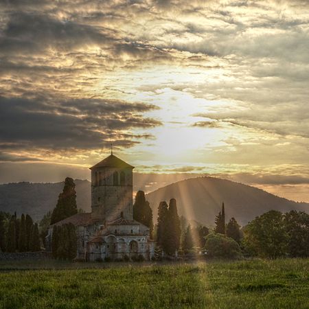 English: Sunset behind basilique Saint-Just in Valcabrère Français : Coucher de soleil derrière la basilique Saint-Just de Valcabrère