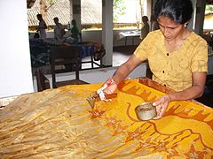 Fabrication de batik au Sri Lanka.