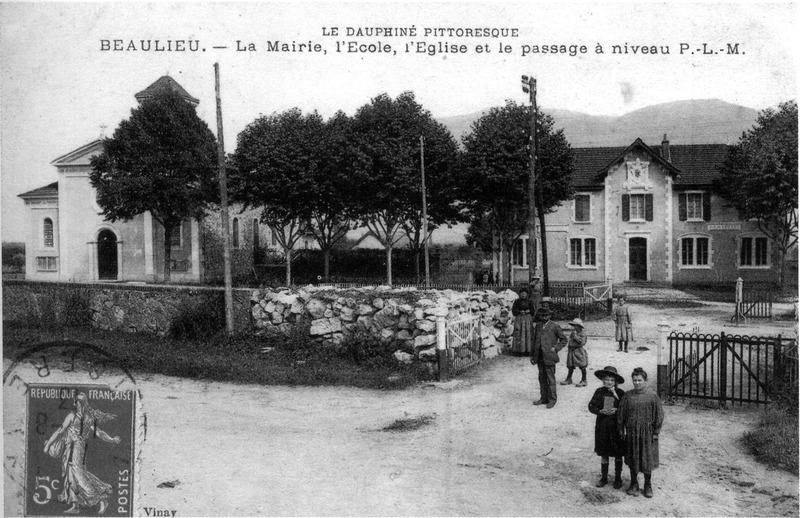 File:Beaulieu, la mairie, l'école l'église et le passage à niveau, 1911, p 19 l'Isère les 533 communes - Vinay.tif