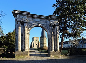 La porte de Marbre, ancienne porte d'entrée de l'abbaye.