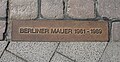 Mauer-Markierung am Nennhauser Damm (Staaken). Text von West-Berlin aus lesbar.
