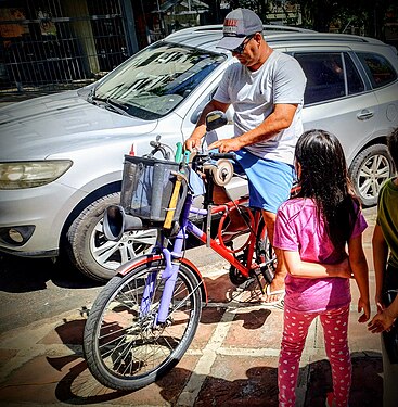 Homem trabalhando com amolador de facas adaptado para bicicleta em Porto Alegre, RS, Brasil, 2023