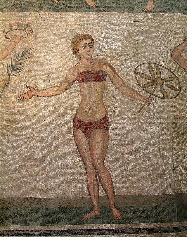  Les mosaïques de la Villa romaine du Casale à Piazza Armerina en Sicile (IIIe siècle) présentent des jeunes femmes sportives dont la tenue fait penser aux maillots de bain de actuels.