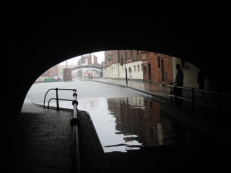 File:Birmingham city centre canal during rainstorm.jpg