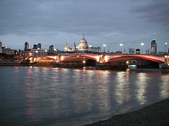 Utsikt over Blackfriars Bridge med St. Paul's