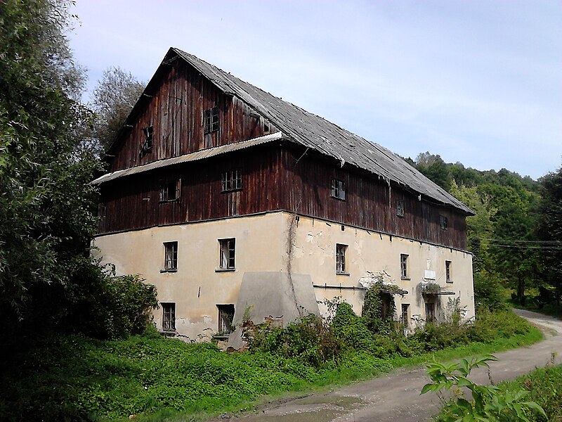 File:Bochotnica, Zamłynie - młyn wodny.jpg