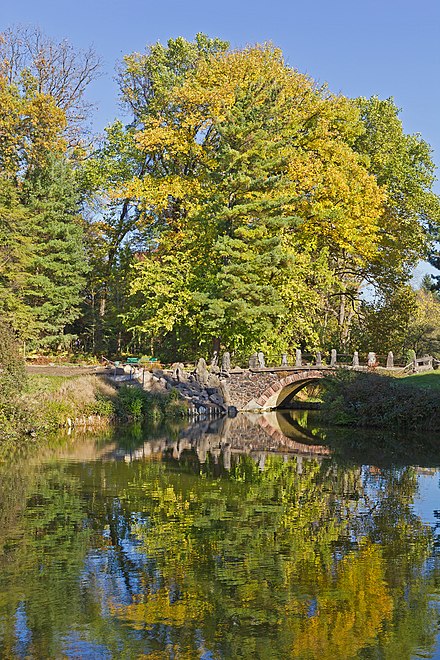 Botanischer Garten. Botanischer Garten Berlin-Dahlem 10-2014 photo05 footbridge.jpg