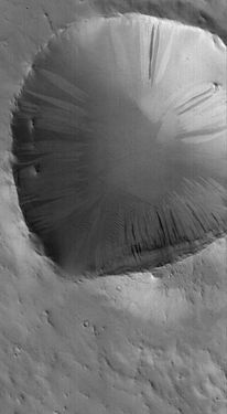 Des traînées noires et brillantes sont visibles dans ce cratère situé près d'Arabia Terra.