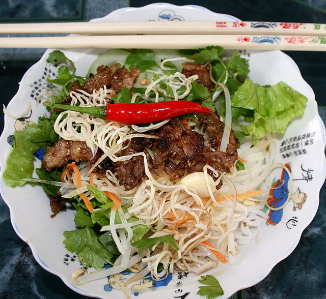 A bowl of Bún thịt nướng