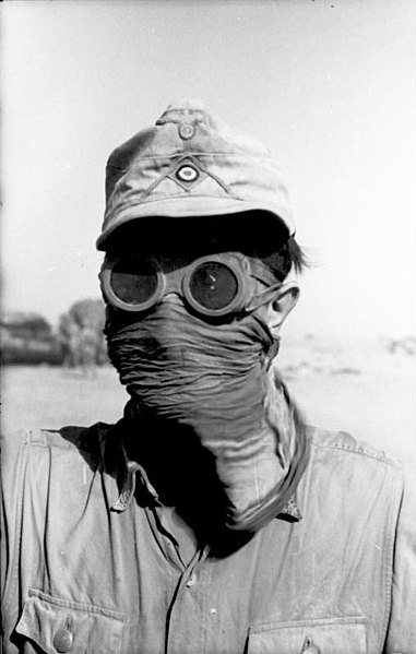 File:Bundesarchiv Bild 101I-785-0285-14A, Nordafrika, Soldat mit Sandschutz.jpg