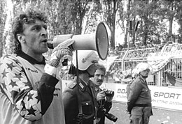 Bundesarchiv Bild 183-1990-0526-010, Chemnitzer FC - 1. FC Magdebourg, Ausschreitungen.jpg