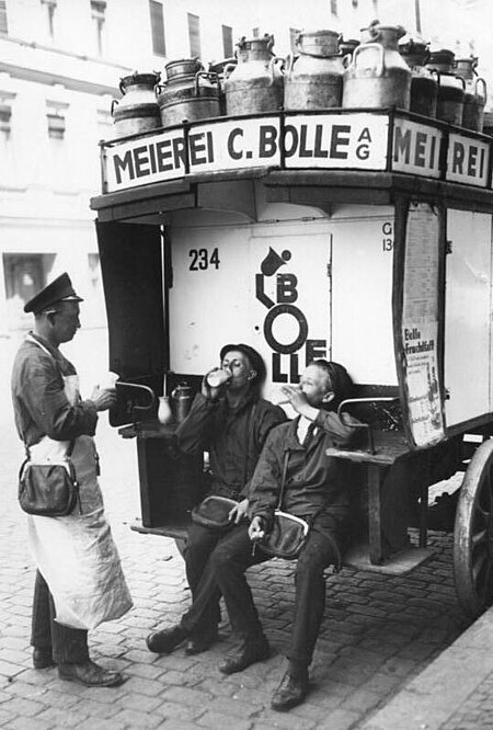 Bundesarchiv Bild 183 2004 0708 501, Berlin, Milch von Bolle in der Pause