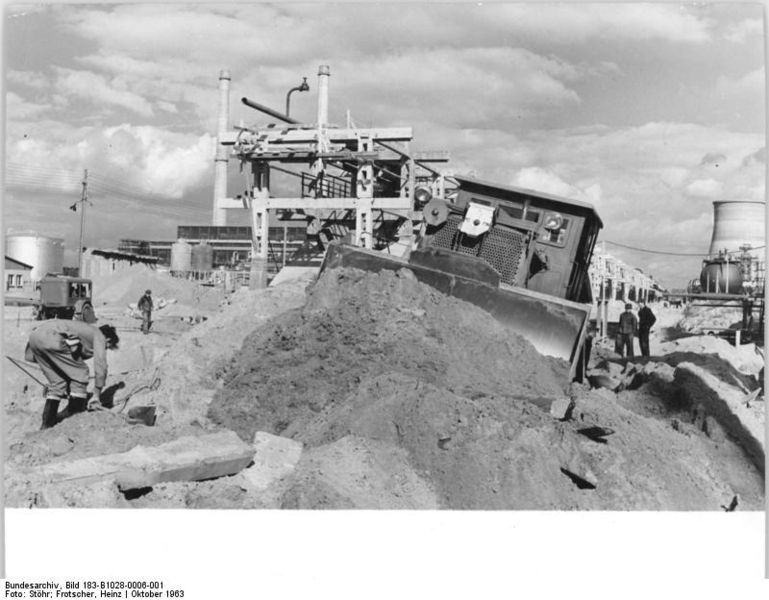 File:Bundesarchiv Bild 183-B1028-0006-001, Erdölverarbeitungswerk Schwedt, Planierarbeiten an Rohrbrücke.jpg