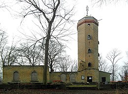 Der Burgbergturm Gehrden mit den Resten des einstigen Schullandheimes (2015)