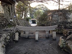 桜島の大正大噴火によって埋没した腹五社神社の鳥居（鹿児島県指定天然記念物）