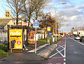 Nederlandse bushalte met wielgeleidende trottoirbanden.