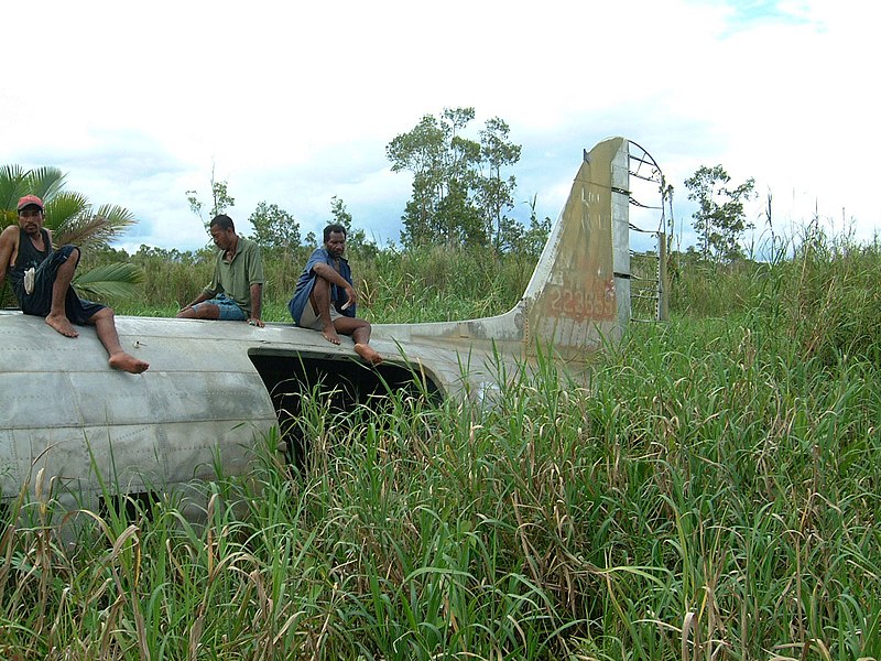 File:C-47-Dakota-USAAF-5AF-42-23659-crash-site-PNG-Oct-2002-15.jpg