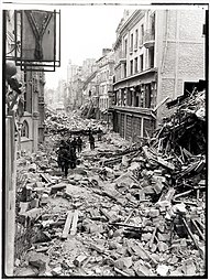 La rue Saint-Pierre après un bombardement en 1944.