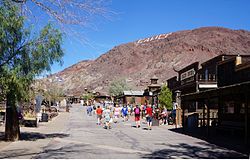 The Calico Mountains and Calico Ghost Town — in the Mojave Desert, Californie (USA).