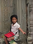 Enfant khmère au pied d'un temple d'Angkor.