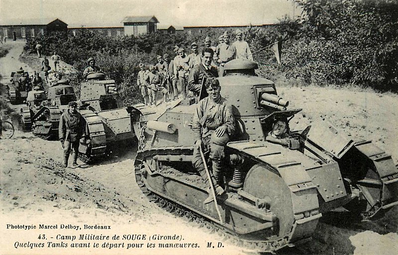 File:Camp-militaire-de-souge-tanks-avant-le-depart-des-manoeuvres.jpg