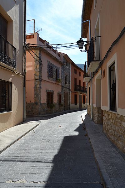 File:Carrer Major de Benillup.JPG