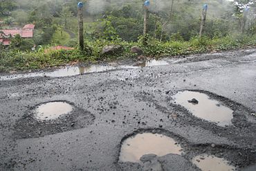 Carretera de ingreso a la zona devastada dañada por el mal tiempo y el sismo.