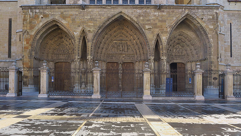 Archivo:Catedral de León. Pórtico.jpg