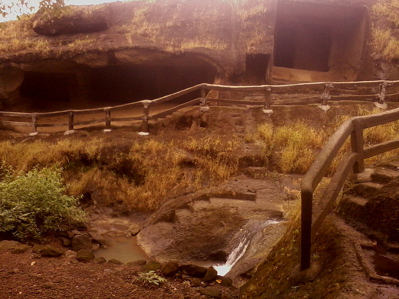 File:Caves, exteriors, steps, pathways at Kanheri 10.jpg