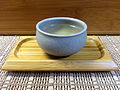 竹製の茶托と紫砂茶器の茶杯